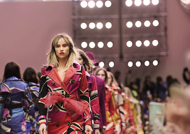 Burberry 2015 春夏伸展台模特兒謝幕。